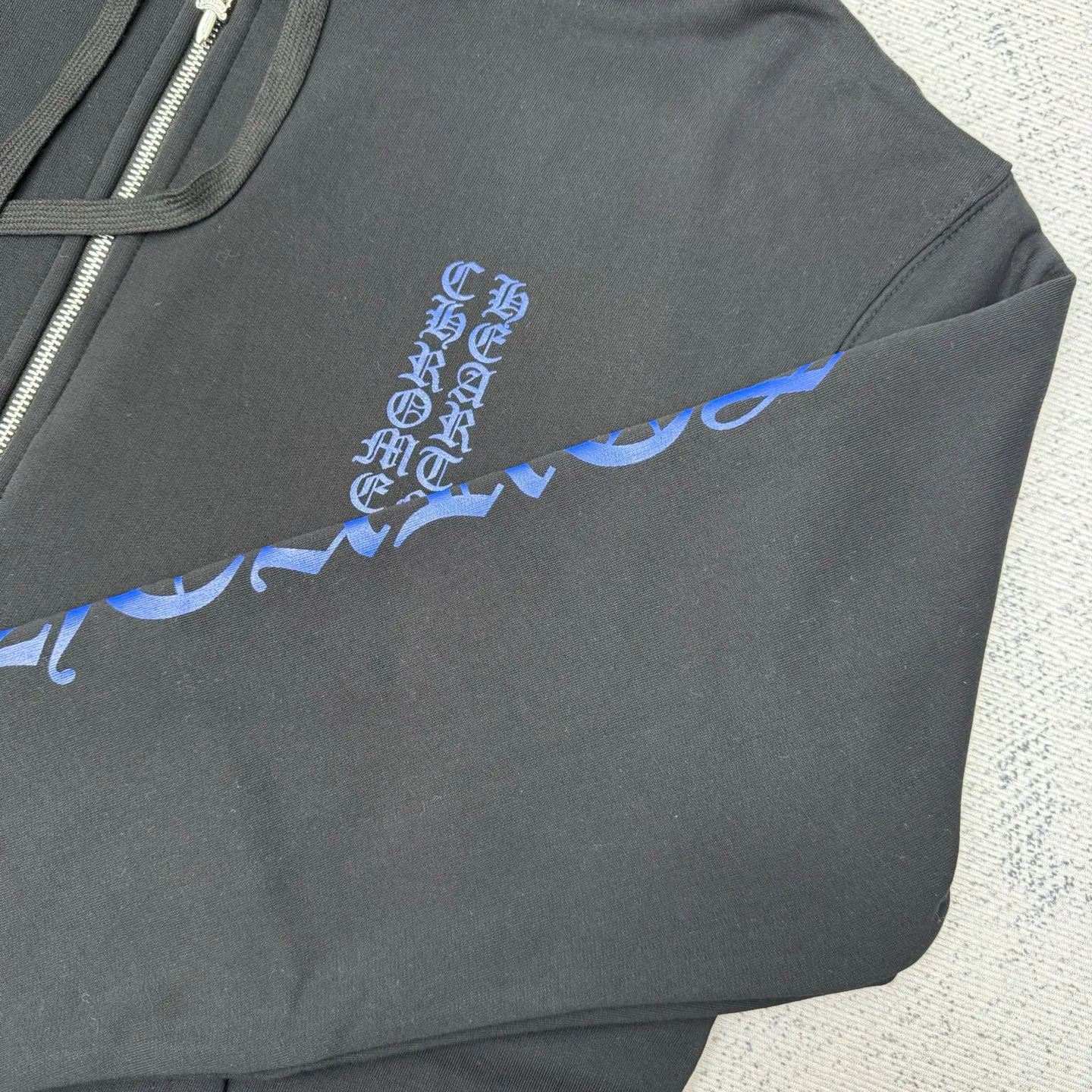 P490 Chrome Heart New Ch blue Sanskrit printed zipper hooded sweatshirt SIZE S/M/L/XL is made of high-quality cotton fabrics and has a loose shoulder cut that is not flattering on the figure. It can provide the wearer with a comfortable and comfortable wearing experience while creating a casual and lazy fashion atmosphere.